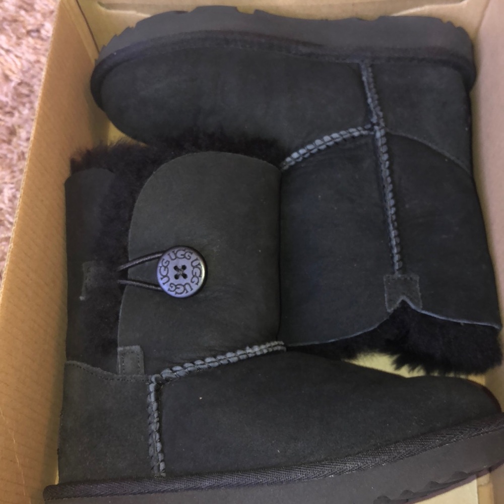 kids bailey button size 11 black uggs